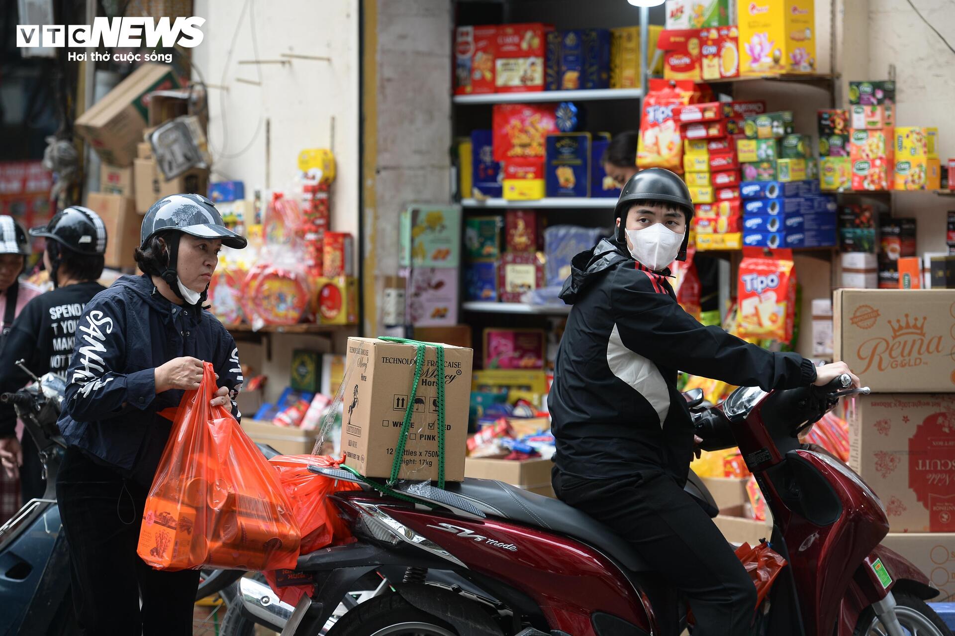 Người d&acirc;n đổ về sắm Tết, phố cổ H&agrave; Nội kẹt cứng dịp cuối năm- Ảnh 13.