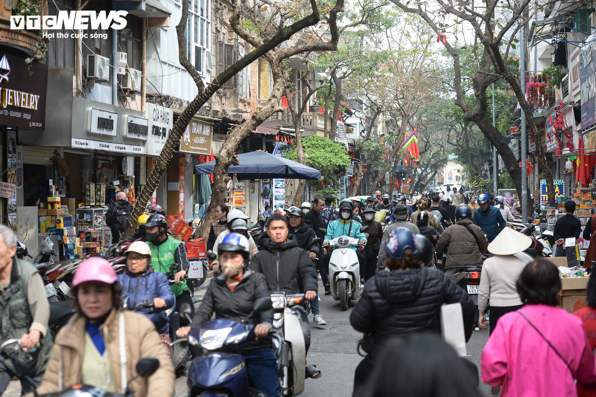 Người d&acirc;n đổ về sắm Tết, phố cổ H&agrave; Nội kẹt cứng dịp cuối năm- Ảnh 15.