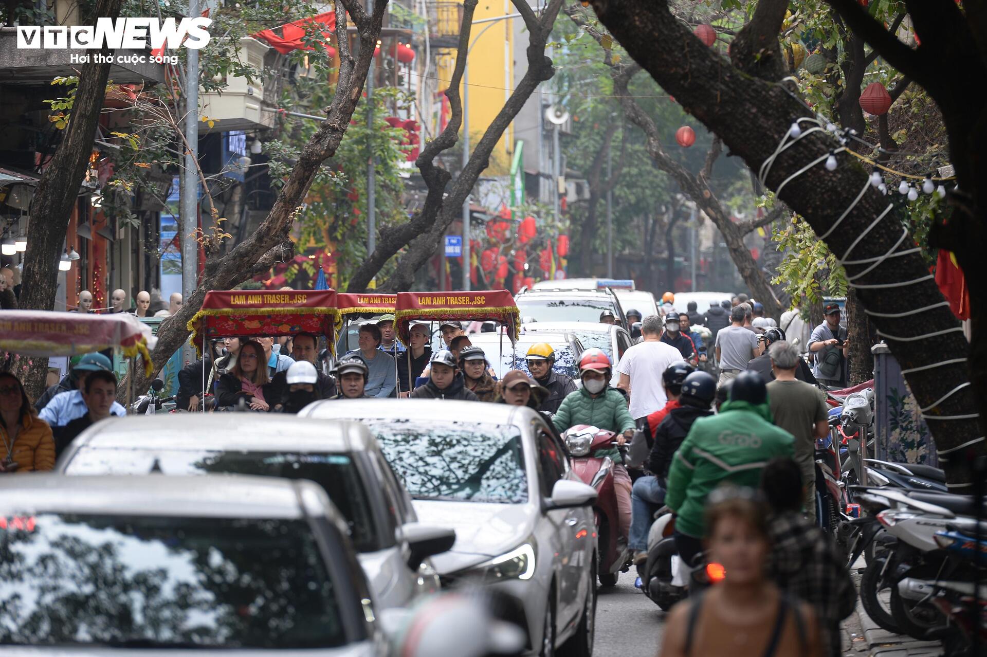 Người d&acirc;n đổ về sắm Tết, phố cổ H&agrave; Nội kẹt cứng dịp cuối năm- Ảnh 16.