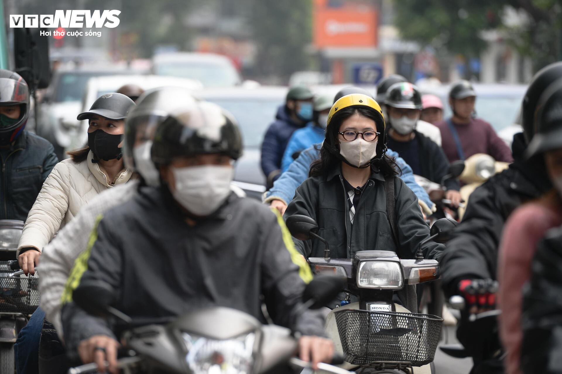 Người d&acirc;n đổ về sắm Tết, phố cổ H&agrave; Nội kẹt cứng dịp cuối năm- Ảnh 17.