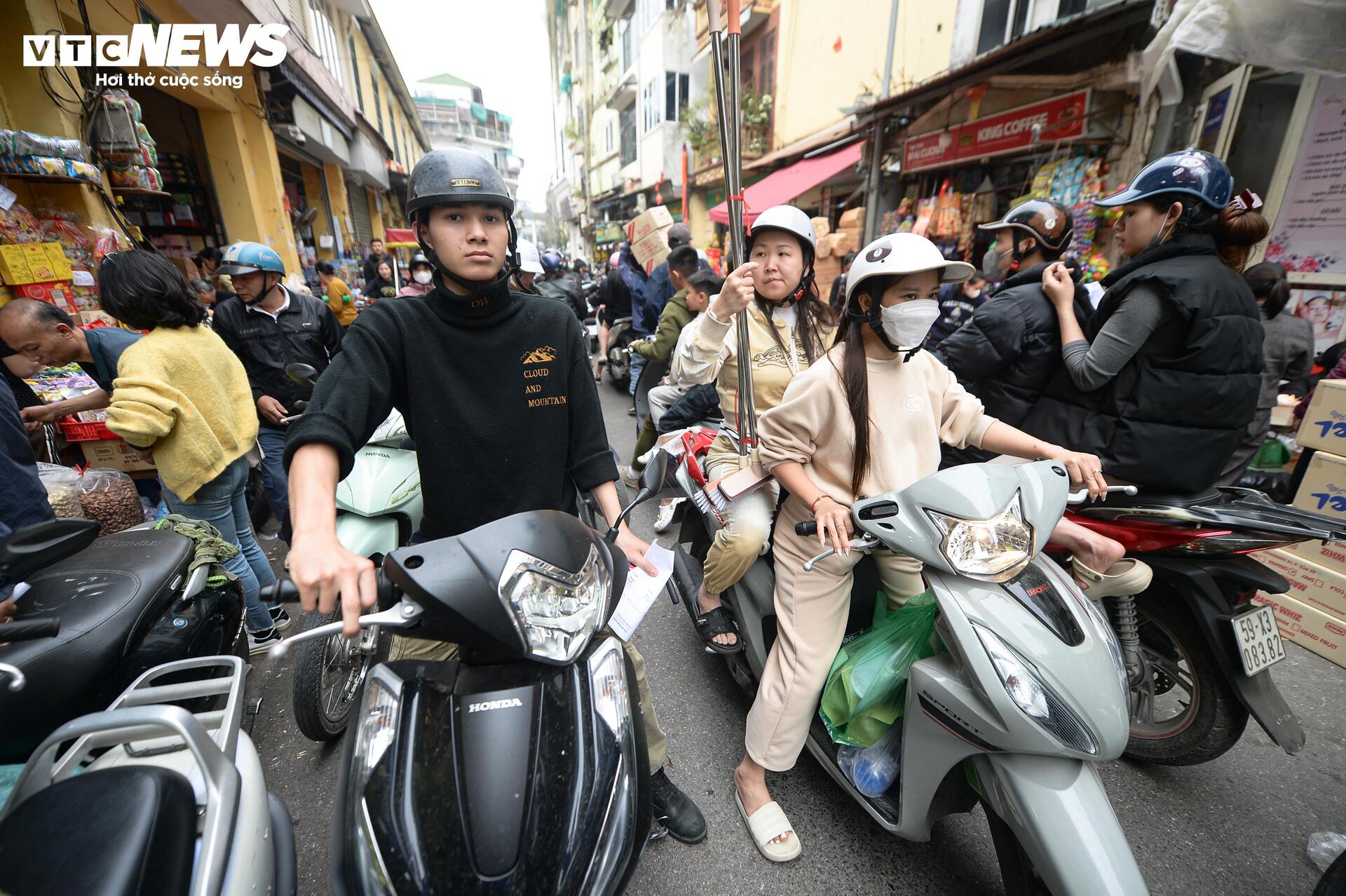 Người d&acirc;n đổ về sắm Tết, phố cổ H&agrave; Nội kẹt cứng dịp cuối năm- Ảnh 3.