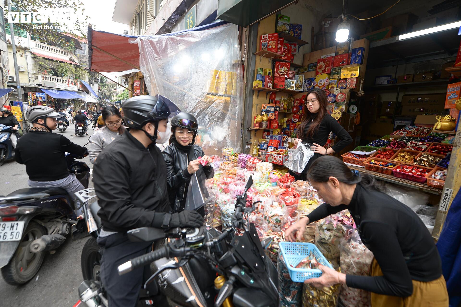 Người d&acirc;n đổ về sắm Tết, phố cổ H&agrave; Nội kẹt cứng dịp cuối năm- Ảnh 6.