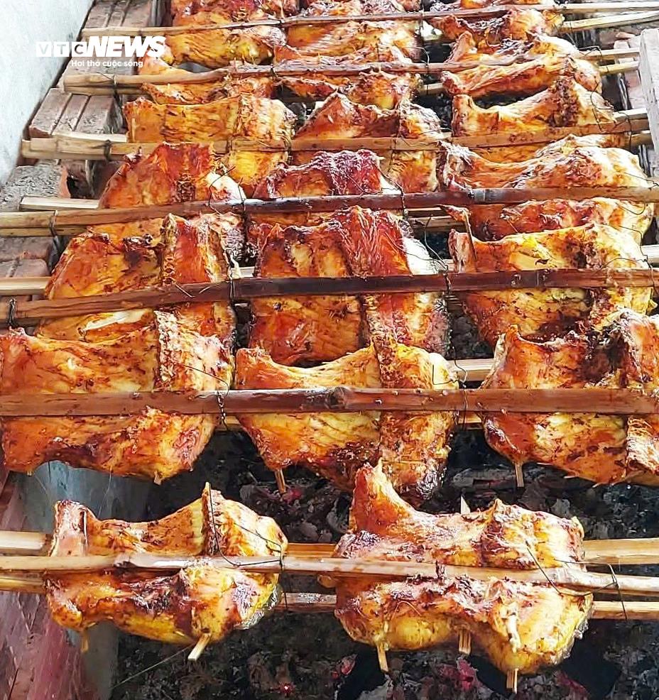 Người Hưng Y&ecirc;n tất bật chế biến đặc sản c&aacute; nướng Th&aacute;i Xuy&ecirc;n phục vụ dịp Tết- Ảnh 3.
