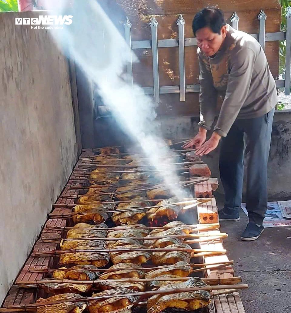 Người Hưng Y&ecirc;n tất bật chế biến đặc sản c&aacute; nướng Th&aacute;i Xuy&ecirc;n phục vụ dịp Tết- Ảnh 1.