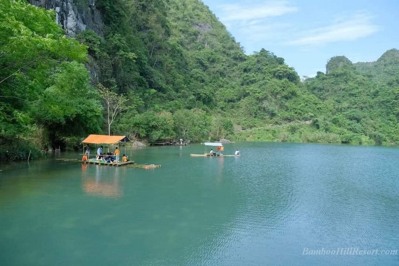 Ph&aacute;t hiện hồ nước c&aacute;ch H&agrave; Nội hơn 100km, cảnh xung quanh hoang sơ, du kh&aacute;ch nhận x&eacute;t: "Xanh như ngọc"- Ảnh 5.