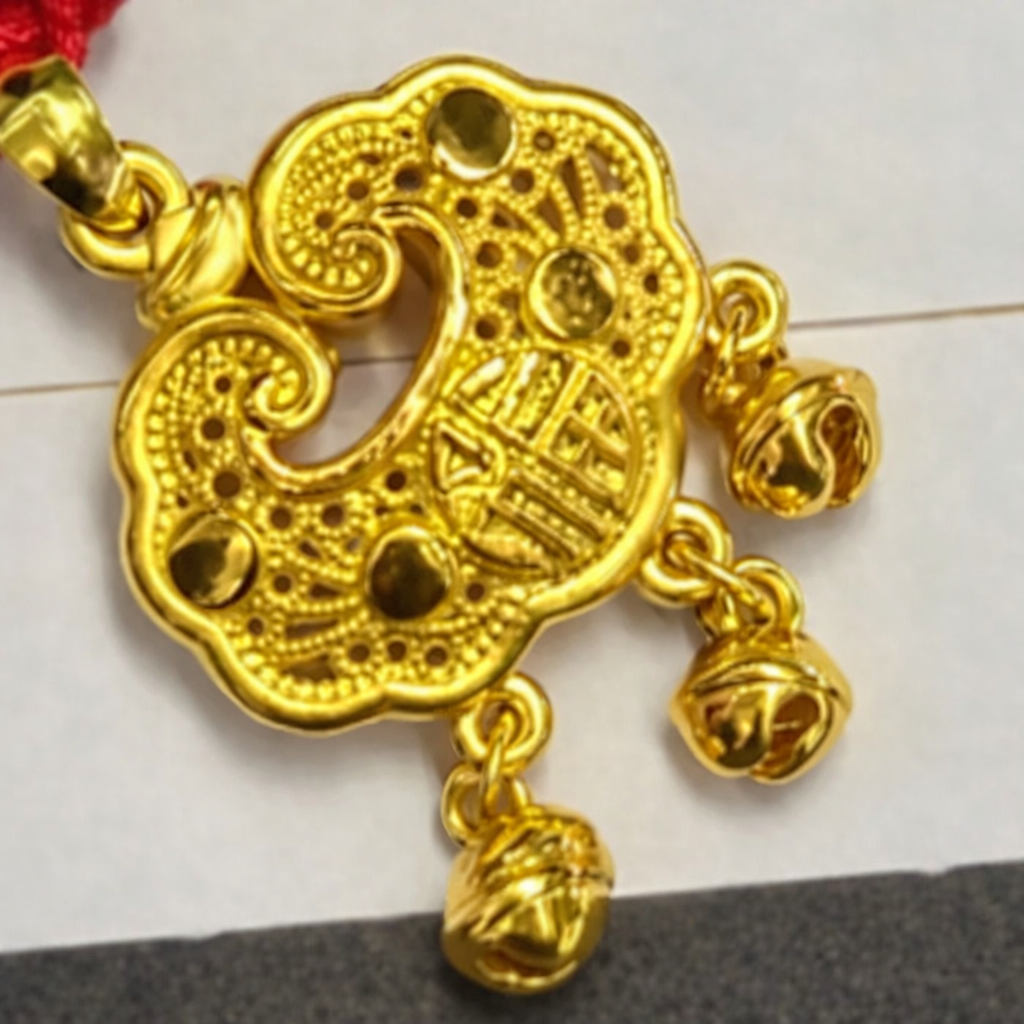 Nửa đ&ecirc;m nghe tiếng động lạ, mẹ hốt hoảng ph&aacute;t hiện con trai 1 tuổi đang nhai v&agrave;ng- Ảnh 1.