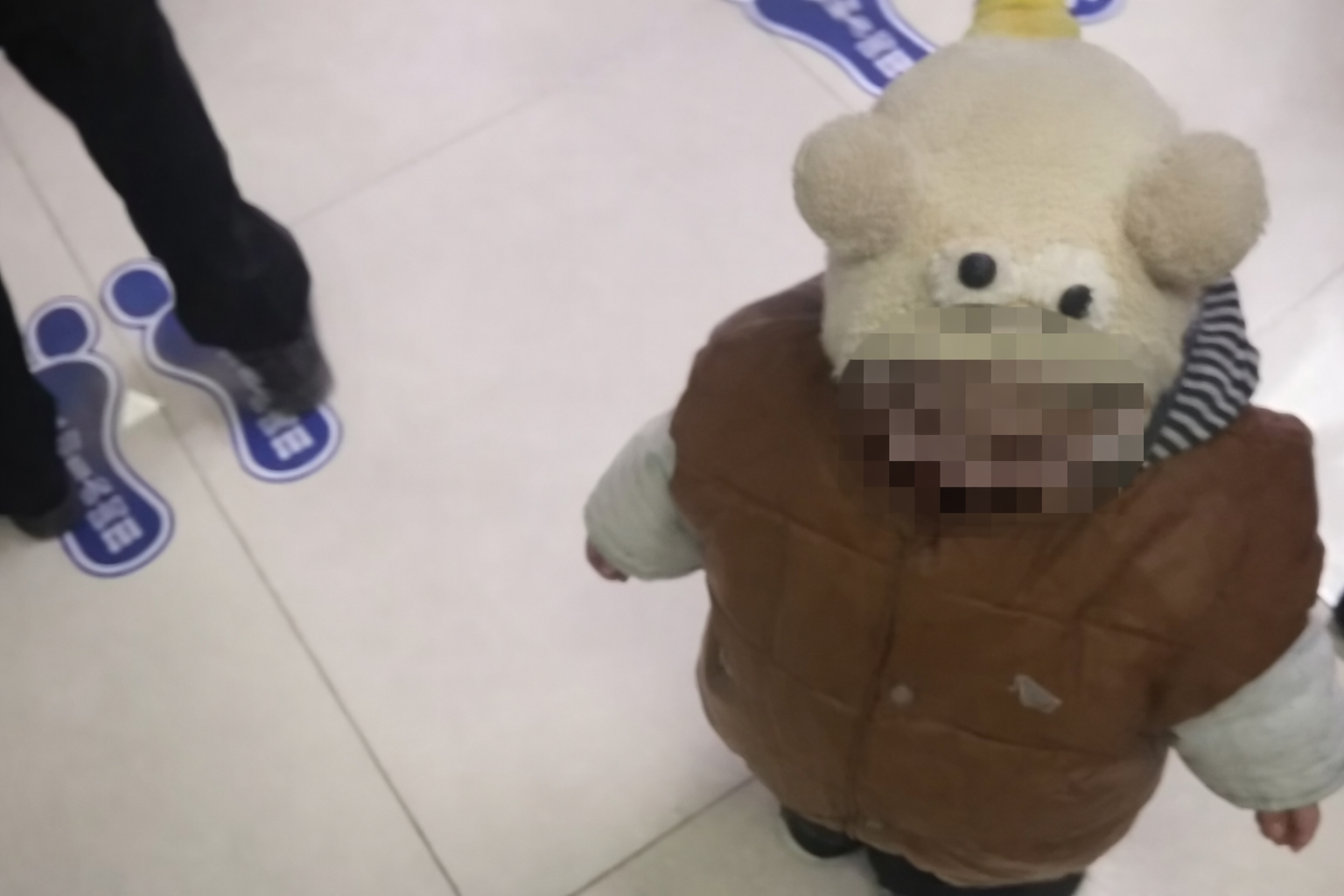 Nửa đ&ecirc;m nghe tiếng động lạ, mẹ hốt hoảng ph&aacute;t hiện con trai 1 tuổi đang nhai v&agrave;ng- Ảnh 4.