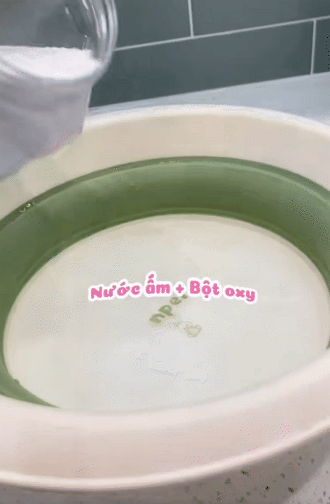 C&aacute;c mẹ đảm gọi t&ecirc;n &ldquo;ch&acirc;n &aacute;i l&agrave;m sạch&rdquo; trong c&ocirc;ng cuộc dọn nh&agrave; đ&oacute;n Tết: Chậu rửa, v&ograve;i nước, xoong nồi... đều s&aacute;ng b&oacute;ng chỉ sau 15 ph&uacute;t- Ảnh 5.