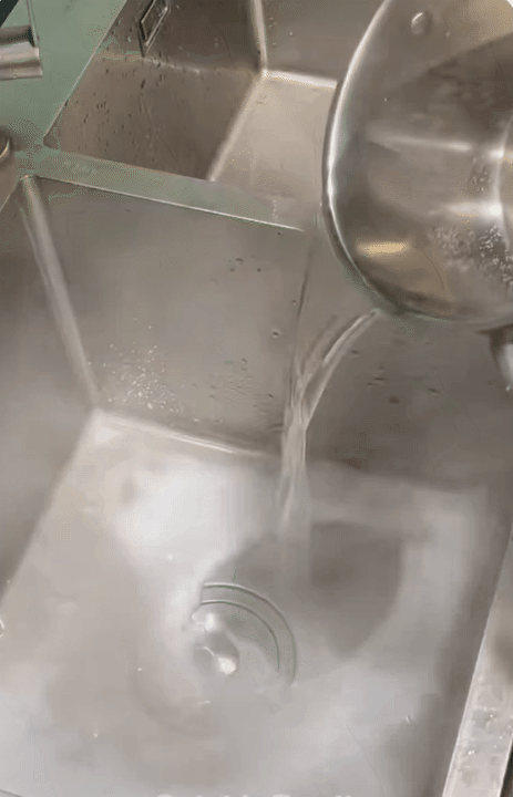 C&aacute;c mẹ đảm gọi t&ecirc;n &ldquo;ch&acirc;n &aacute;i l&agrave;m sạch&rdquo; trong c&ocirc;ng cuộc dọn nh&agrave; đ&oacute;n Tết: Chậu rửa, v&ograve;i nước, xoong nồi... đều s&aacute;ng b&oacute;ng chỉ sau 15 ph&uacute;t- Ảnh 14.