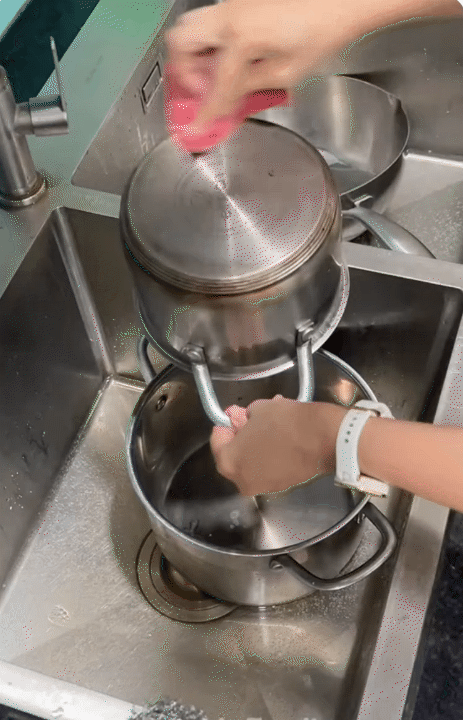 C&aacute;c mẹ đảm gọi t&ecirc;n &ldquo;ch&acirc;n &aacute;i l&agrave;m sạch&rdquo; trong c&ocirc;ng cuộc dọn nh&agrave; đ&oacute;n Tết: Chậu rửa, v&ograve;i nước, xoong nồi... đều s&aacute;ng b&oacute;ng chỉ sau 15 ph&uacute;t- Ảnh 16.