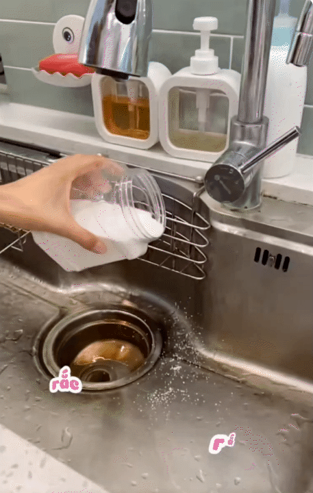 C&aacute;c mẹ đảm gọi t&ecirc;n &ldquo;ch&acirc;n &aacute;i l&agrave;m sạch&rdquo; trong c&ocirc;ng cuộc dọn nh&agrave; đ&oacute;n Tết: Chậu rửa, v&ograve;i nước, xoong nồi... đều s&aacute;ng b&oacute;ng chỉ sau 15 ph&uacute;t- Ảnh 7.