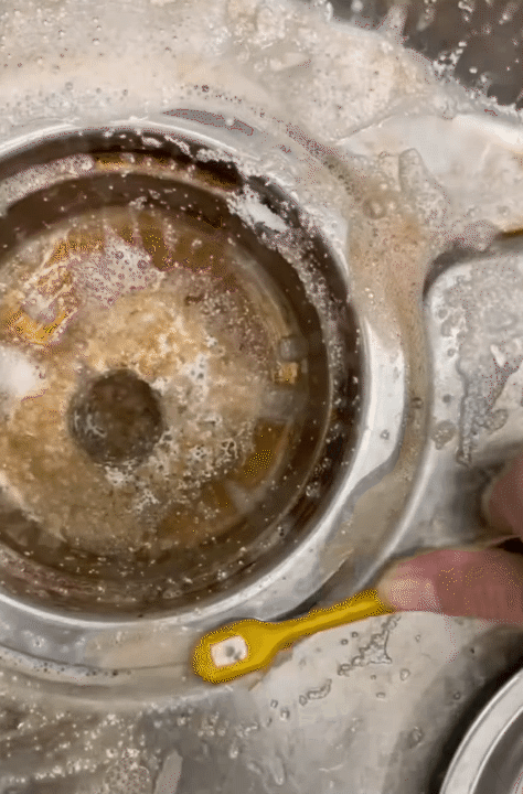 C&aacute;c mẹ đảm gọi t&ecirc;n &ldquo;ch&acirc;n &aacute;i l&agrave;m sạch&rdquo; trong c&ocirc;ng cuộc dọn nh&agrave; đ&oacute;n Tết: Chậu rửa, v&ograve;i nước, xoong nồi... đều s&aacute;ng b&oacute;ng chỉ sau 15 ph&uacute;t- Ảnh 8.