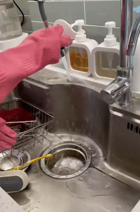 C&aacute;c mẹ đảm gọi t&ecirc;n &ldquo;ch&acirc;n &aacute;i l&agrave;m sạch&rdquo; trong c&ocirc;ng cuộc dọn nh&agrave; đ&oacute;n Tết: Chậu rửa, v&ograve;i nước, xoong nồi... đều s&aacute;ng b&oacute;ng chỉ sau 15 ph&uacute;t- Ảnh 10.