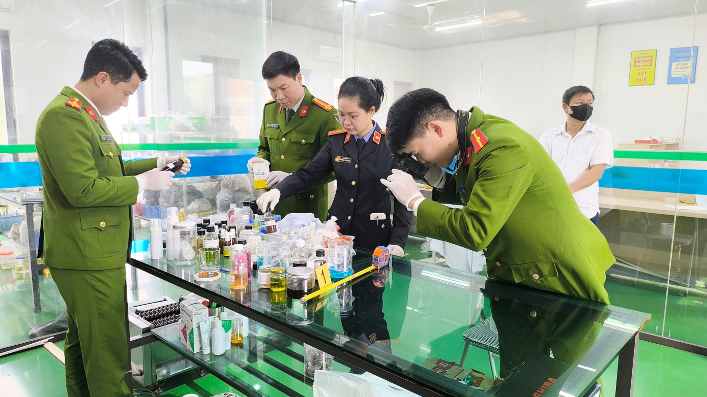 Khởi tố 10 đối tượng trong đường d&acirc;y sản xuất, ti&ecirc;u thụ sản phẩm hỗ trợ ngừa ung thư giả- Ảnh 1.