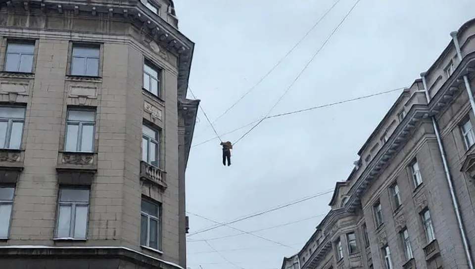 Nam c&ocirc;ng nh&acirc;n vệ sinh rơi khỏi m&aacute;i nh&agrave;, lơ lửng tr&ecirc;n đường d&acirc;y điện- Ảnh 1.