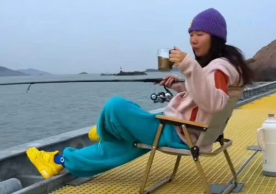 Nữ gi&aacute;m đốc c&ocirc;ng ty BĐS 46 tuổi bỏ việc ra hoang đảo nu&ocirc;i c&aacute;, lương chỉ 11 triệu đồng nhưng "tự do v&agrave; b&igrave;nh y&ecirc;n"- Ảnh 1.