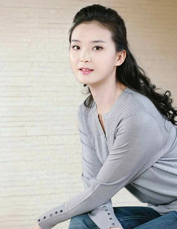 N&agrave;ng "T&igrave;nh Nhi" ng&agrave;y n&agrave;o giờ đ&atilde; 52 tuổi, chụp ảnh c&ugrave;ng con trai ngỡ 2 chị em: C&oacute; 4 th&oacute;i quen chống gi&agrave;, nu&ocirc;i dưỡng nội tiết "đỉnh của đỉnh"- Ảnh 3.