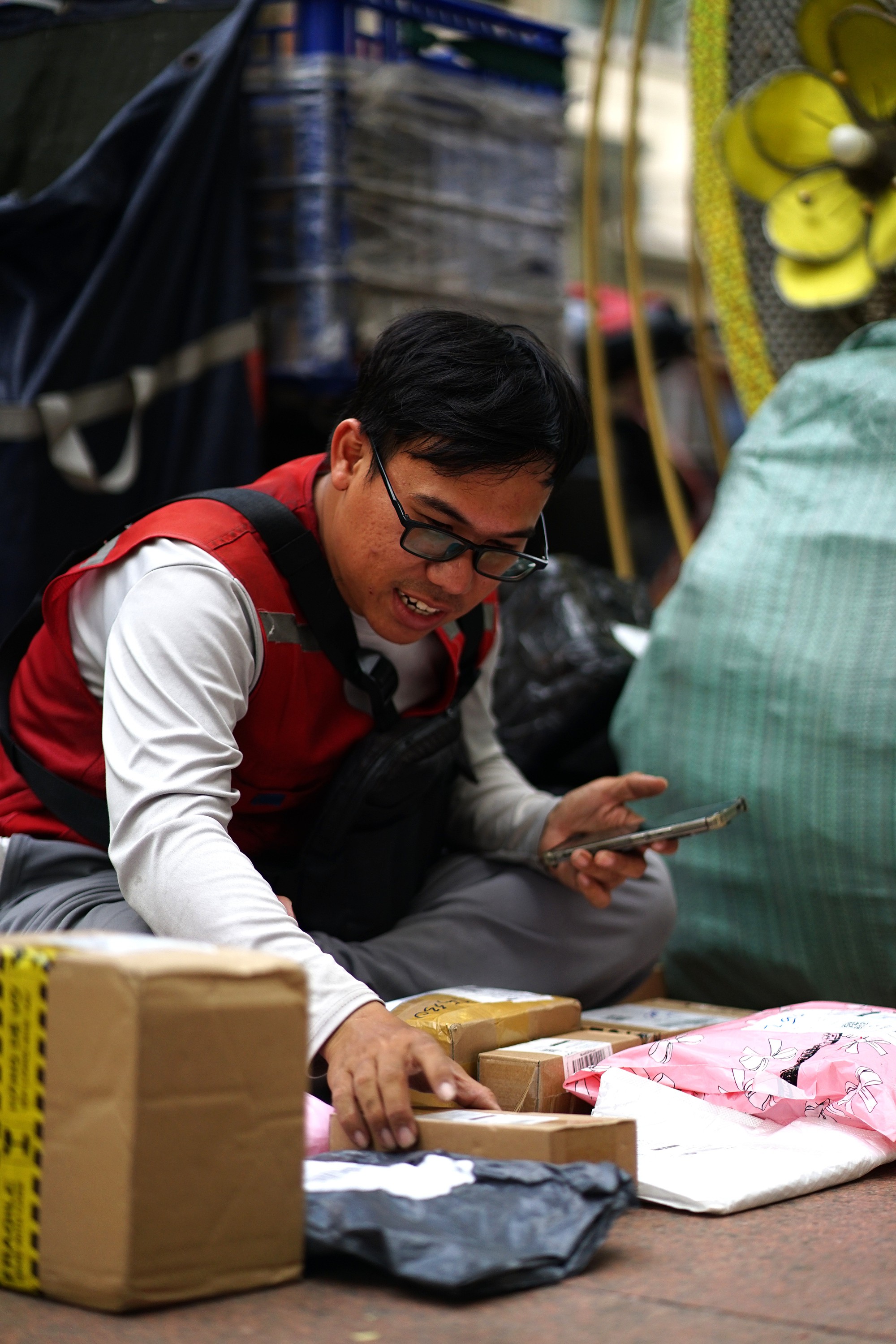 Chỉ ăn 1 bữa, giao 200 - 300 đơn/ng&agrave;y: Shipper &ldquo;chạy đua&rdquo; từng ph&uacute;t trước giờ chốt sổ cuối năm- Ảnh 7.