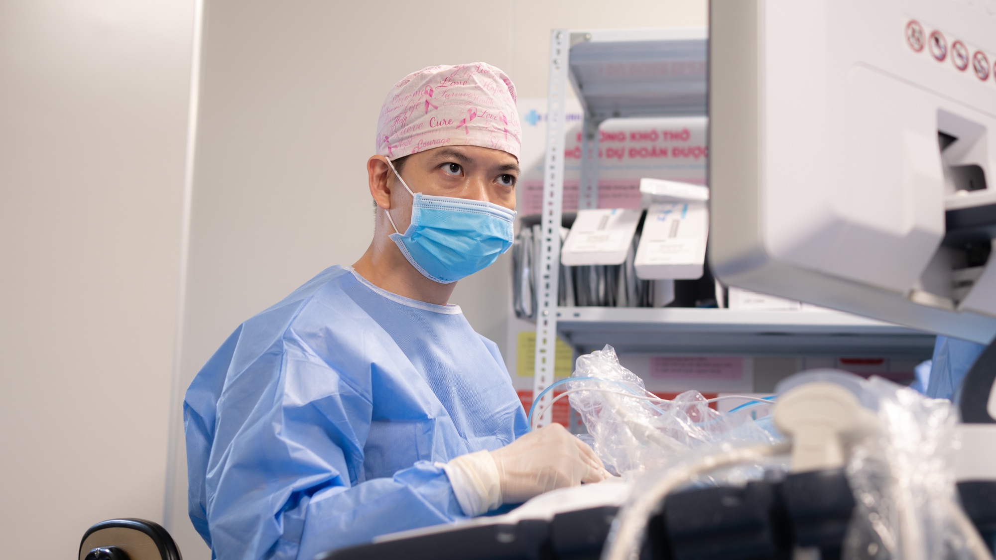 Vị b&aacute;c sĩ &ldquo;hot boy&rdquo; livestream mỗi đ&ecirc;m v&agrave; l&yacute; do đặc biệt ph&iacute;a sau- Ảnh 2.