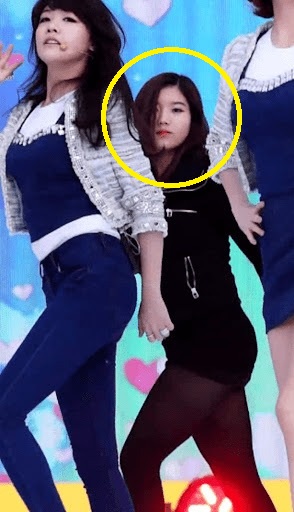 Nữ thần Waterbomb che mũi v&igrave; 