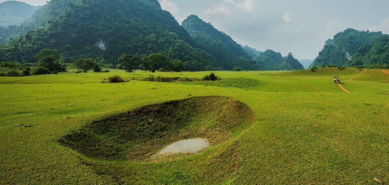 Ph&aacute;t hiện hồ nước c&aacute;ch H&agrave; Nội hơn 100km, cảnh xung quanh hoang sơ, du kh&aacute;ch nhận x&eacute;t: "Xanh như ngọc"- Ảnh 6.