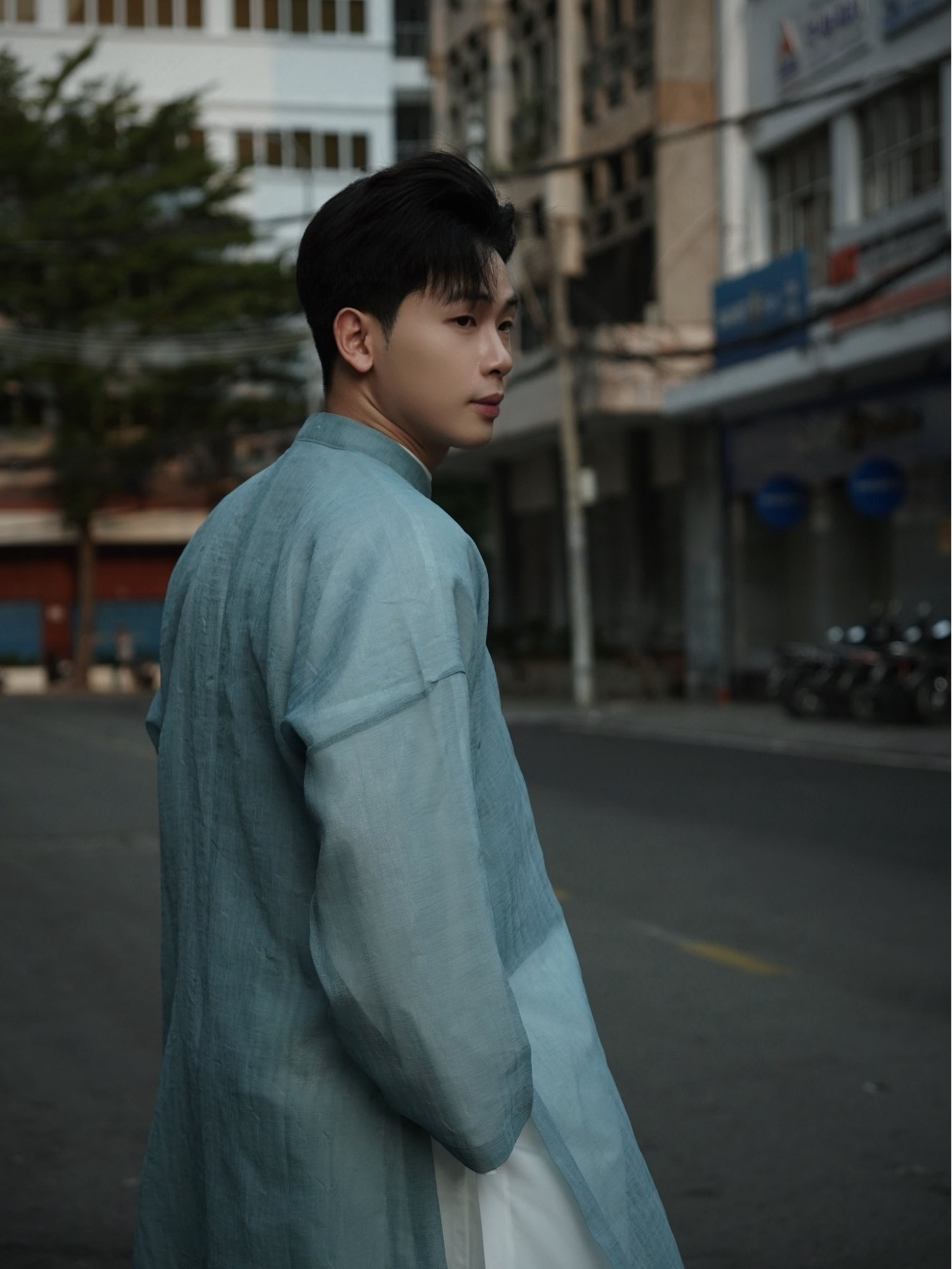 &Aacute;o d&agrave;i nam ng&agrave;y c&agrave;ng đẹp v&agrave; nhất định bạn phải cho chồng y&ecirc;u diện một bộ Tết n&agrave;y- Ảnh 15.