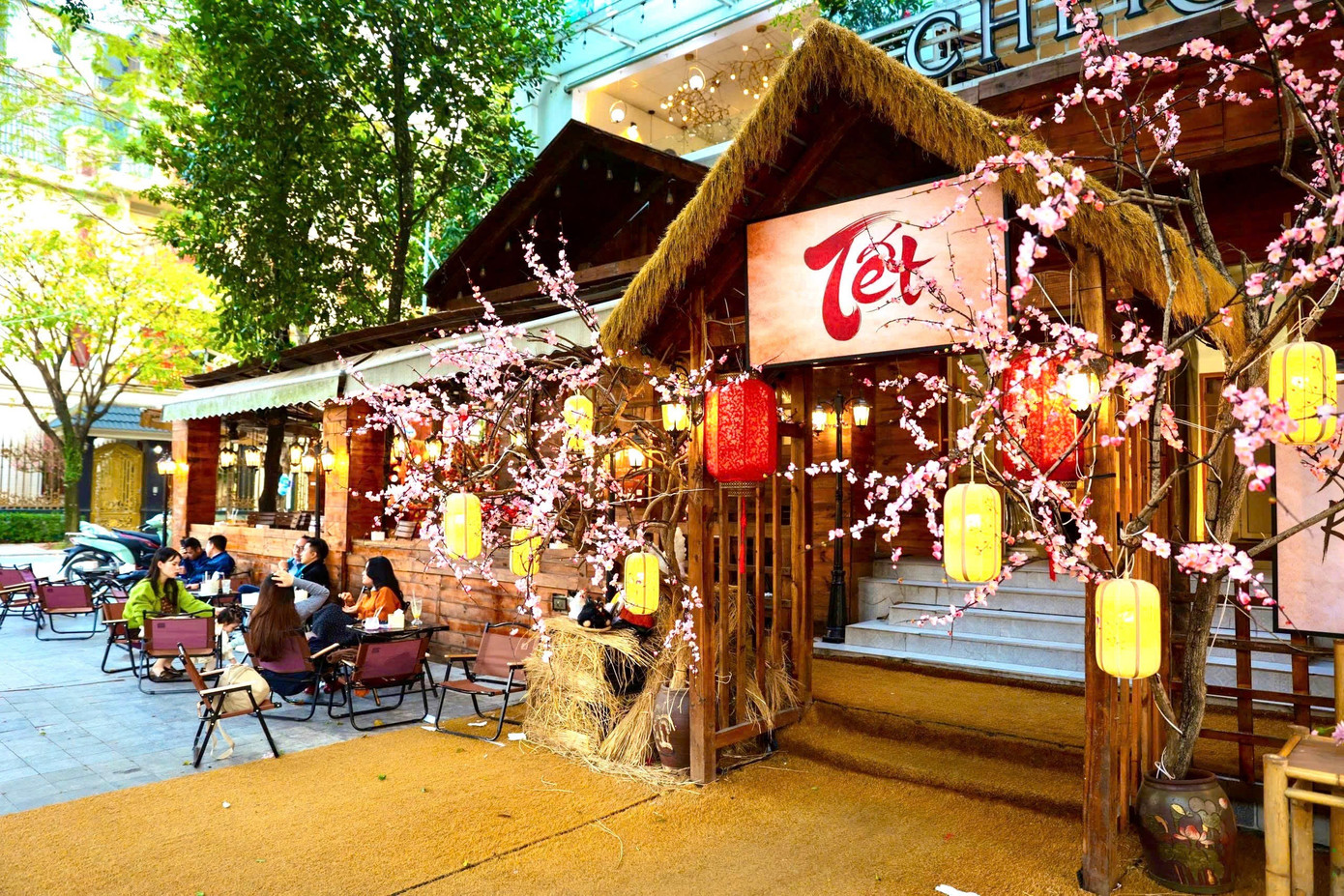 Giới trẻ Thủ đ&ocirc; check-in qu&aacute;n c&agrave; ph&ecirc; như &lsquo;phim trường Tết&rsquo;- Ảnh 18.