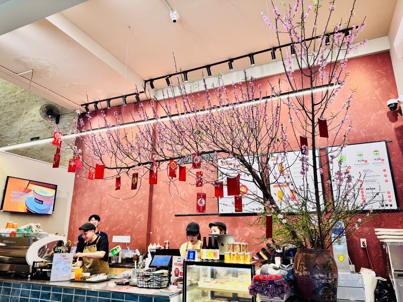 Giới trẻ Thủ đ&ocirc; check-in qu&aacute;n c&agrave; ph&ecirc; như &lsquo;phim trường Tết&rsquo;- Ảnh 17.