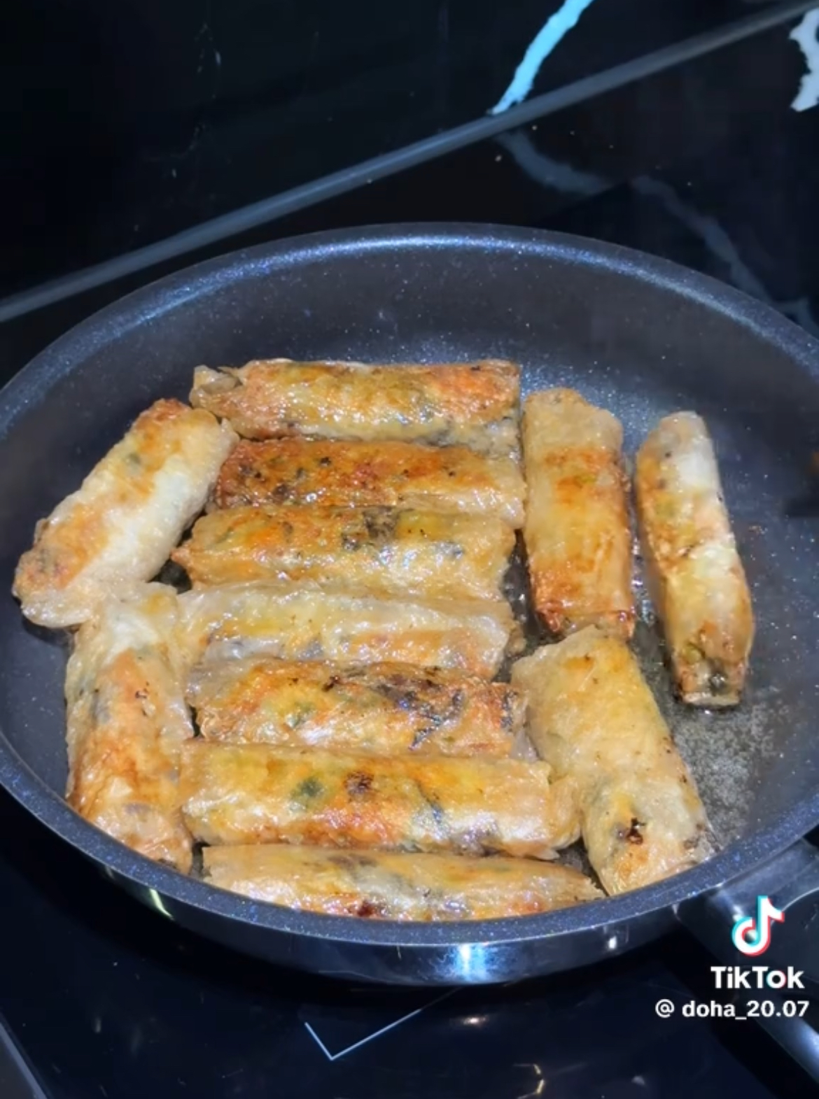 Bị mỉa mai mua thức ăn sẵn để quay vlog