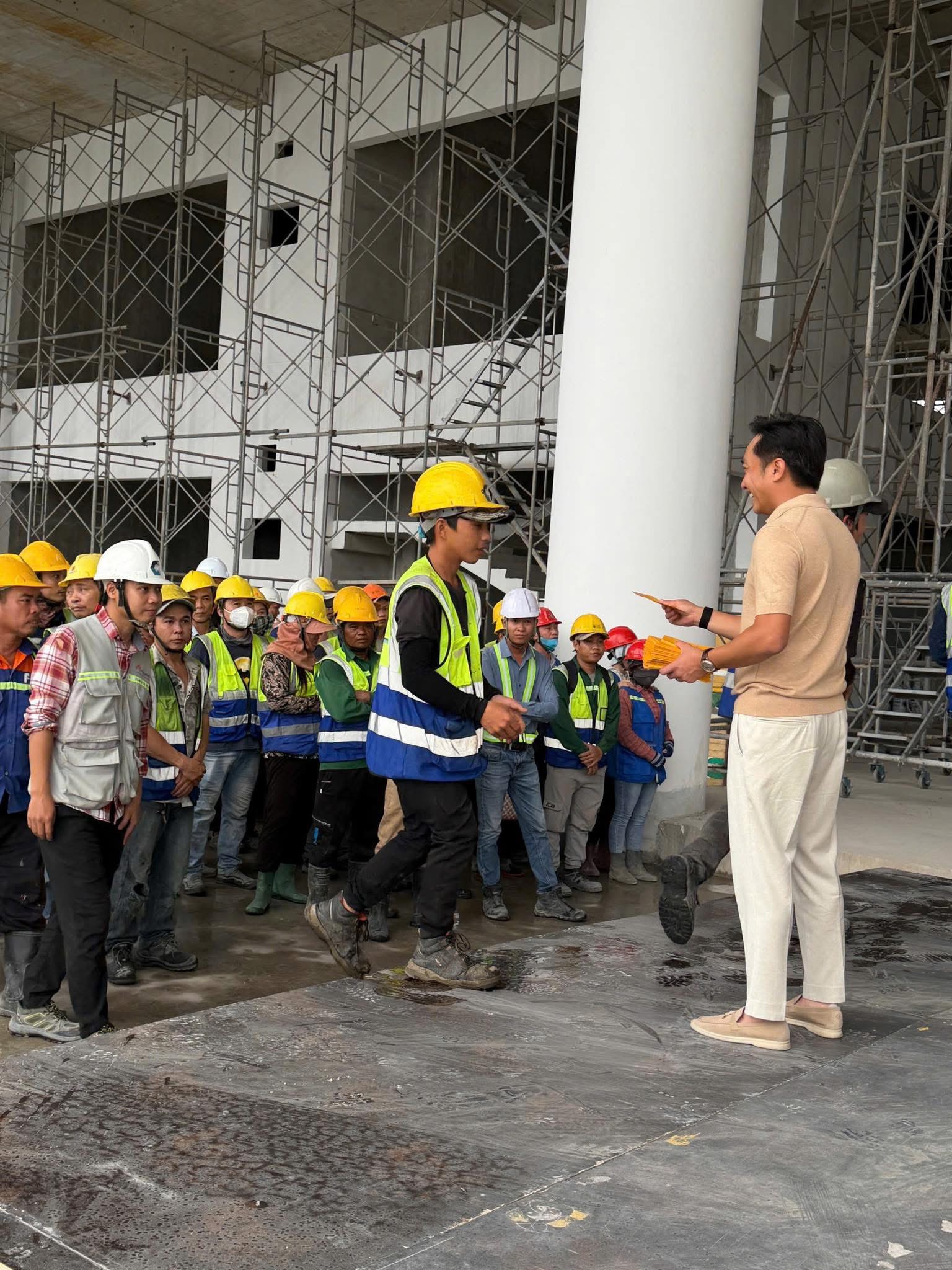 CEO Cường Đ&ocirc; La l&agrave;m một điều đặc biệt trước khi nghỉ Tết Nguy&ecirc;n đ&aacute;n- Ảnh 1.