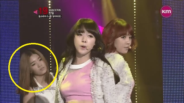 Nữ thần Waterbomb che mũi v&igrave; 