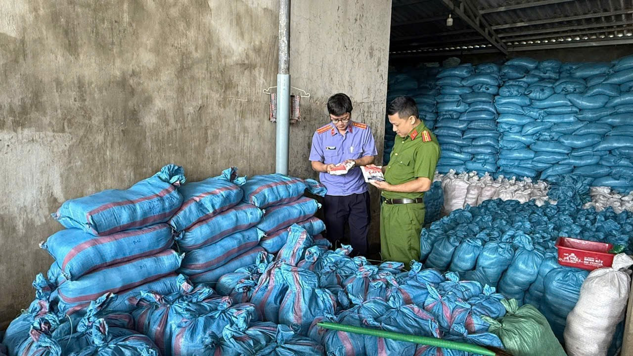 Nữ gi&aacute;m đốc gần 70 tuổi vẫn điều h&agrave;nh đường d&acirc;y b&aacute;n muối I-ốt giả, tung ra thị trường 1.700 tấn một năm- Ảnh 1.