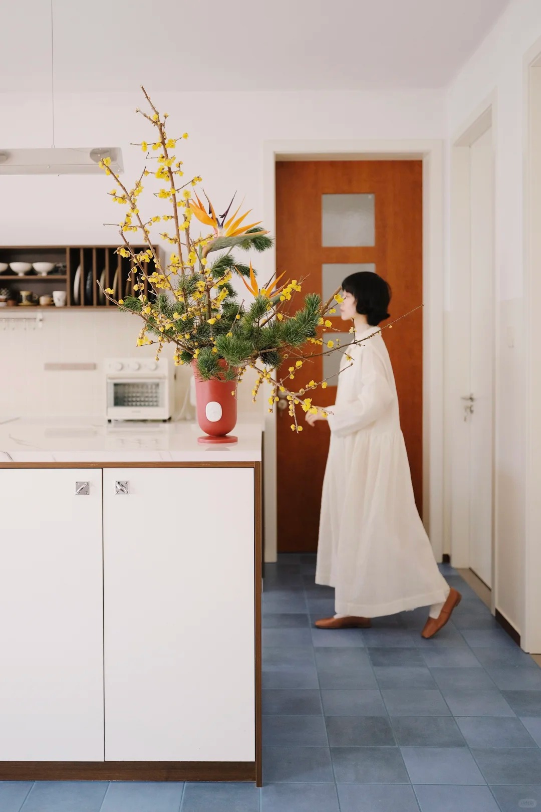 Tết 2026: Đừng chỉ cắm đ&agrave;o hay ly, thử ngay lo&agrave;i hoa "thơm thấu t&acirc;m can" n&agrave;y để ph&ograve;ng kh&aacute;ch vừa sang vừa vượng kh&iacute;, ngắm th&ocirc;i cũng thấy cả một vườn xu&acirc;n đắt gi&aacute;!- Ảnh 10.