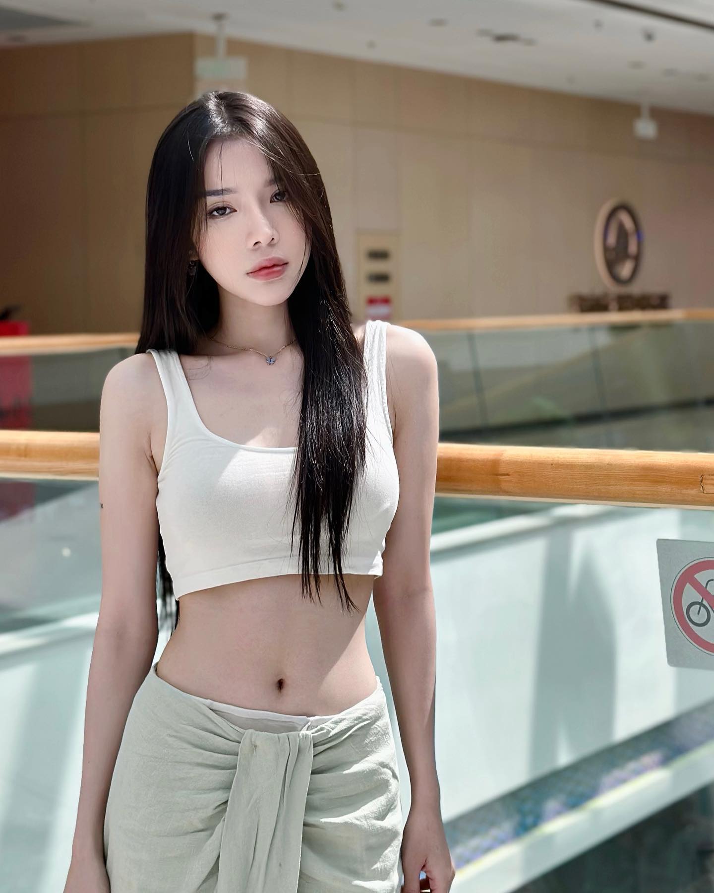 Nữ ch&iacute;nh phim Trấn Th&agrave;nh g&acirc;y tranh c&atilde;i v&igrave; trang phục hở hang, c&aacute;ch tạo d&aacute;ng bất ổn- Ảnh 11.