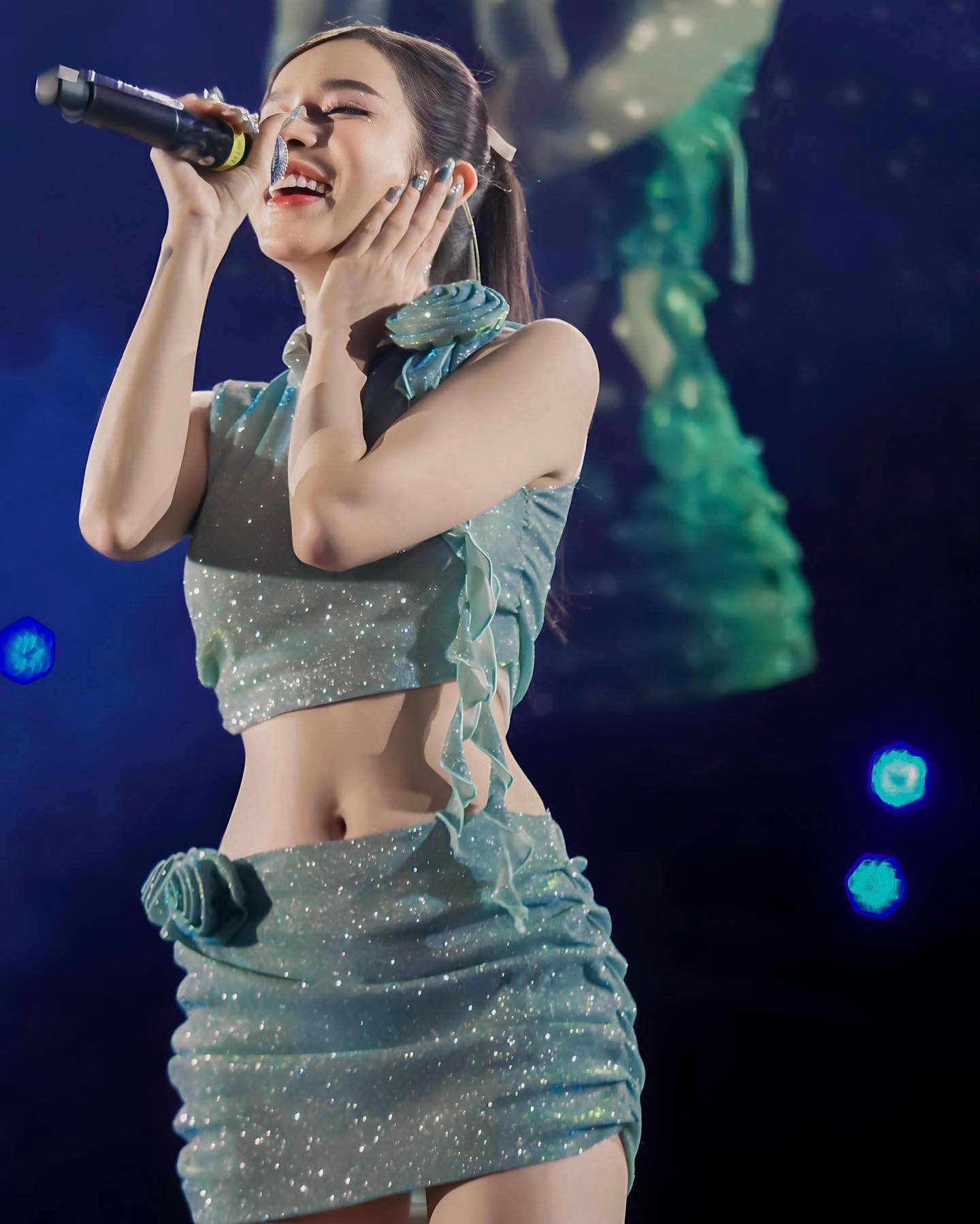 Nữ ch&iacute;nh phim Trấn Th&agrave;nh g&acirc;y tranh c&atilde;i v&igrave; trang phục hở hang, c&aacute;ch tạo d&aacute;ng bất ổn- Ảnh 10.