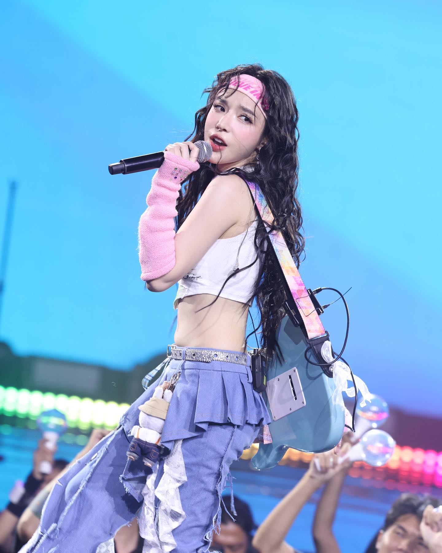 Nữ ch&iacute;nh phim Trấn Th&agrave;nh g&acirc;y tranh c&atilde;i v&igrave; trang phục hở hang, c&aacute;ch tạo d&aacute;ng bất ổn- Ảnh 9.