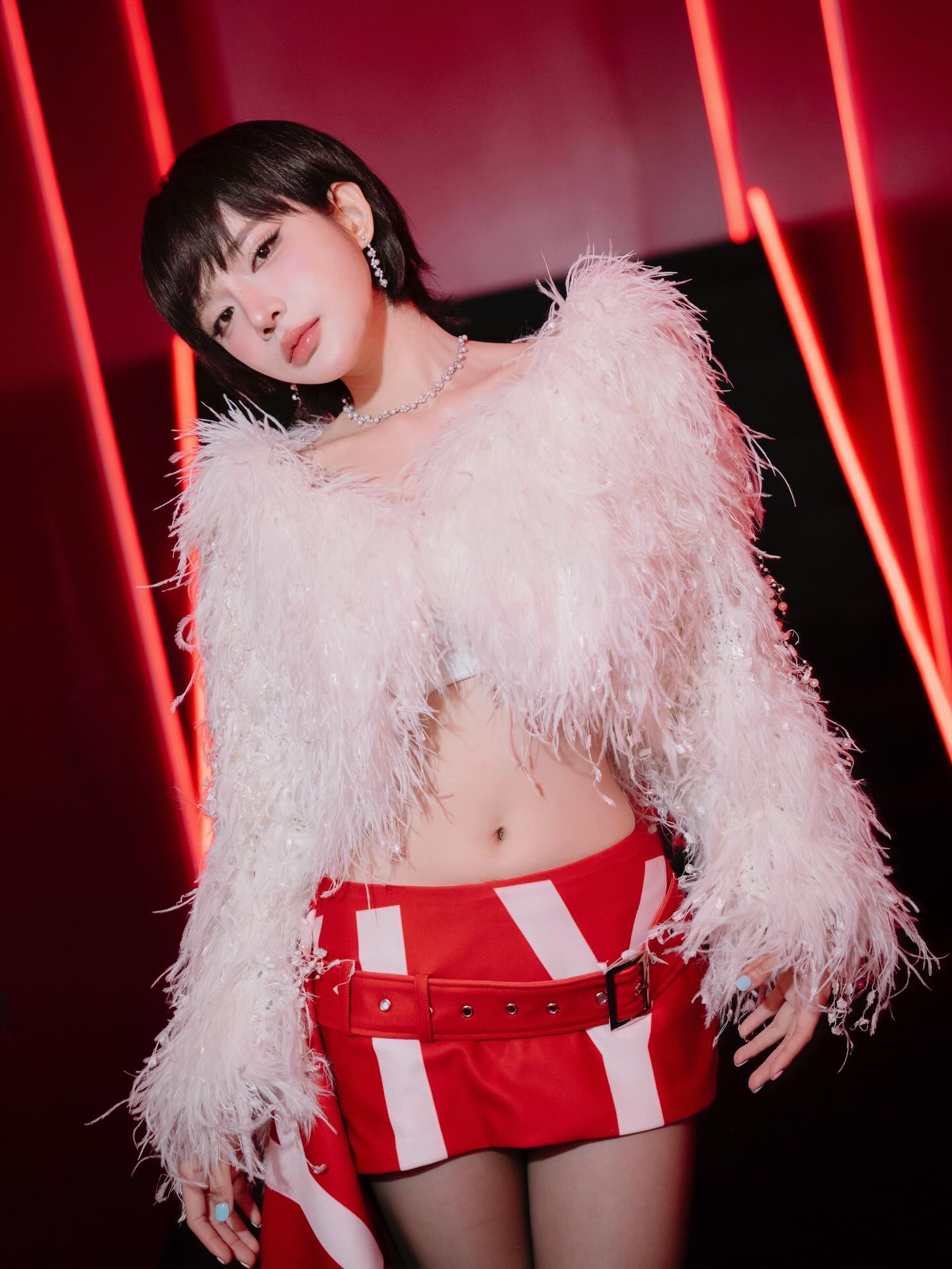 Nữ ch&iacute;nh phim Trấn Th&agrave;nh g&acirc;y tranh c&atilde;i v&igrave; trang phục hở hang, c&aacute;ch tạo d&aacute;ng bất ổn- Ảnh 8.