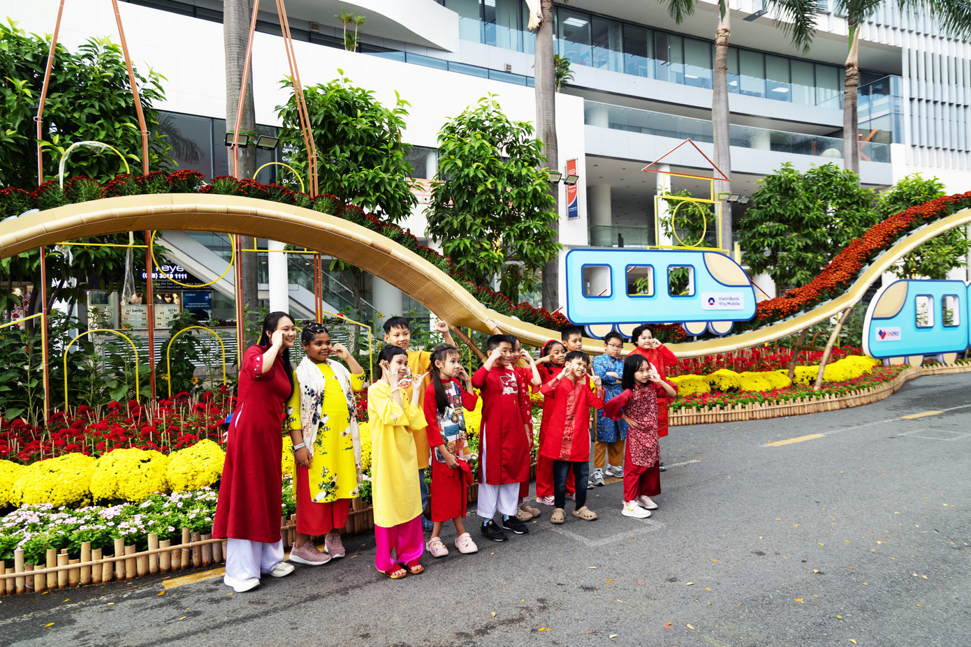 Kh&aacute;m ph&aacute; đường hoa 'khu nh&agrave; gi&agrave;u' ở TPHCM- Ảnh 6.