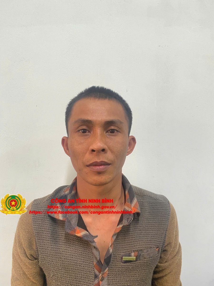 Bắt Trương Thanh Tưởng, thu giữ 4 điện thoại, 6 sim điện thoại v&agrave; 4 thẻ ATM- Ảnh 1.