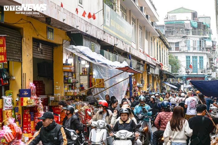 Người d&acirc;n đổ về sắm Tết, phố cổ H&agrave; Nội kẹt cứng dịp cuối năm- Ảnh 1.