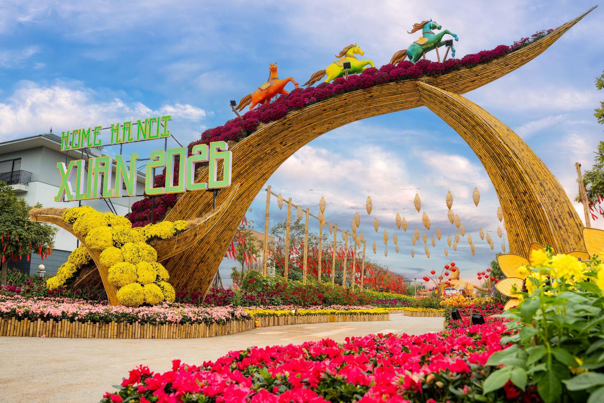 Giải m&atilde; Đường hoa Home Hanoi Xuan 2026: Tọa độ du xu&acirc;n mới đang được giới trẻ H&agrave; Nội rủ nhau check-in- Ảnh 1.