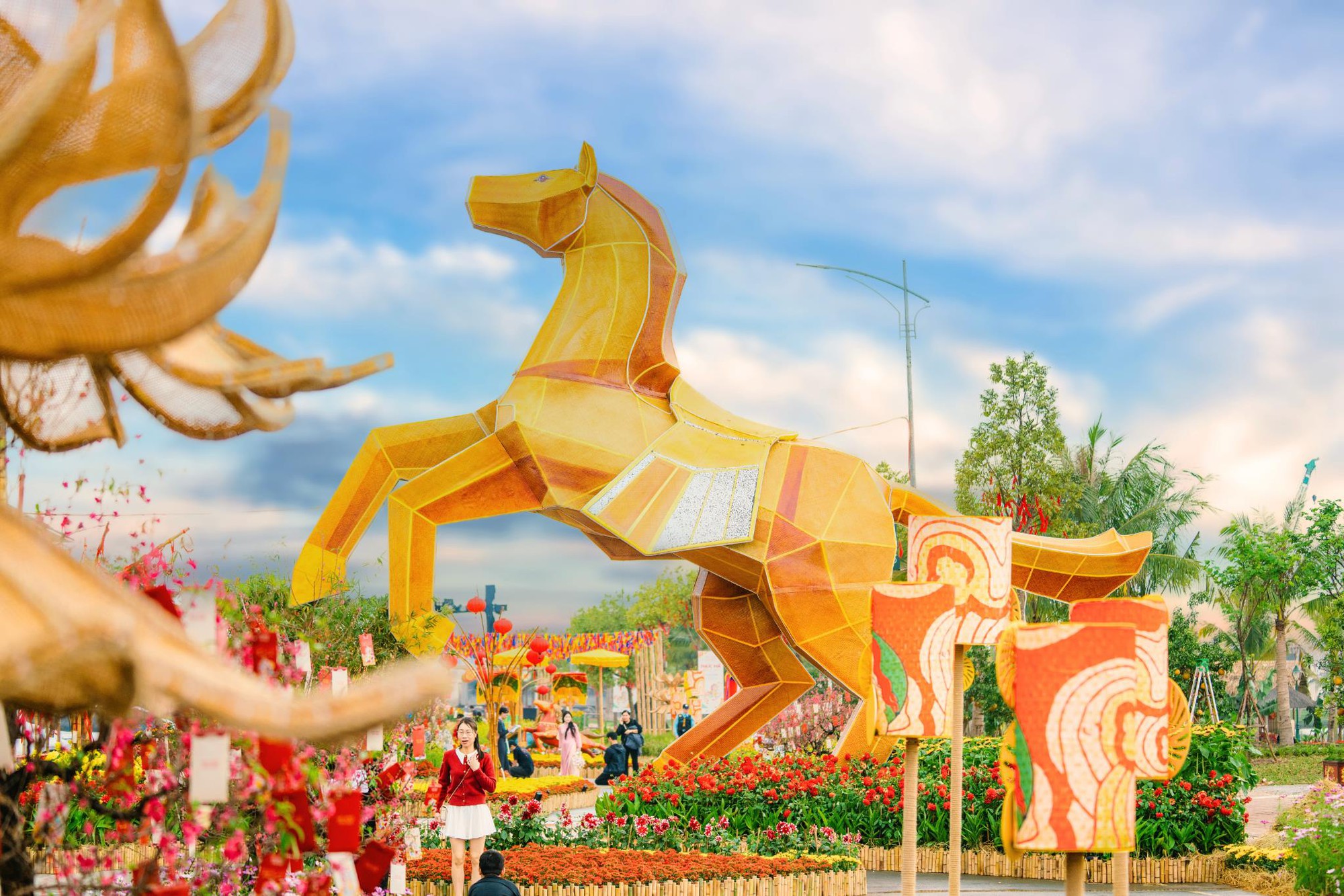 Giải m&atilde; Đường hoa Home Hanoi Xuan 2026: Tọa độ du xu&acirc;n mới đang được giới trẻ H&agrave; Nội rủ nhau check-in- Ảnh 2.