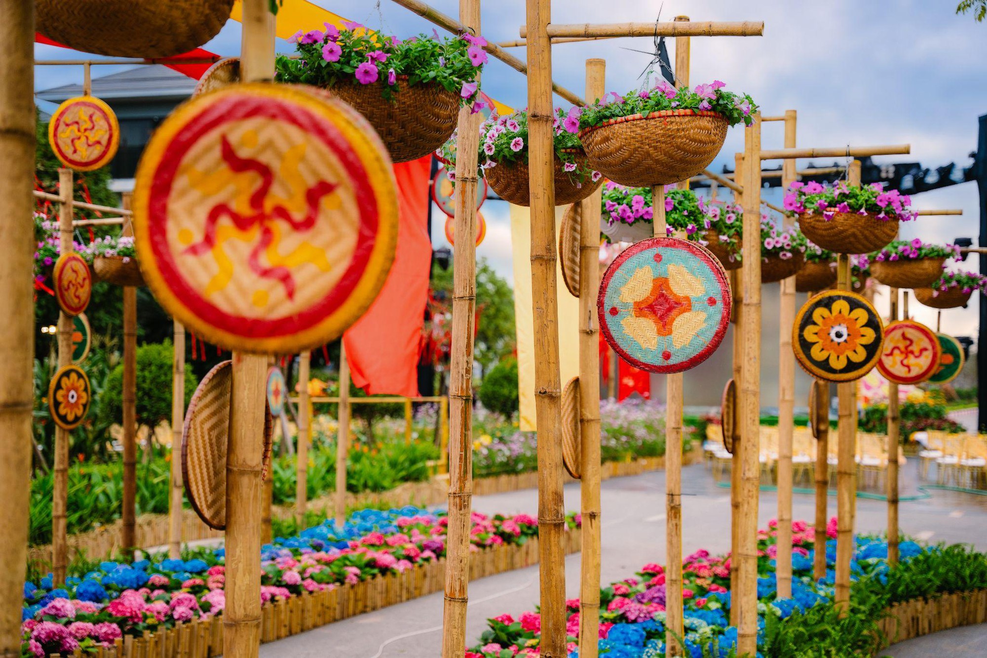 Giải m&atilde; Đường hoa Home Hanoi Xuan 2026: Tọa độ du xu&acirc;n mới đang được giới trẻ H&agrave; Nội rủ nhau check-in- Ảnh 3.