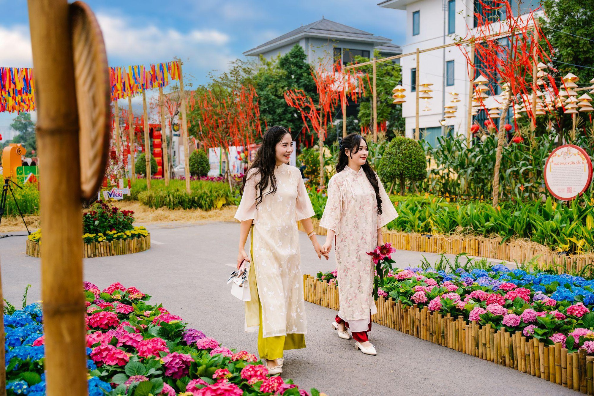 Giải m&atilde; Đường hoa Home Hanoi Xuan 2026: Tọa độ du xu&acirc;n mới đang được giới trẻ H&agrave; Nội rủ nhau check-in- Ảnh 4.