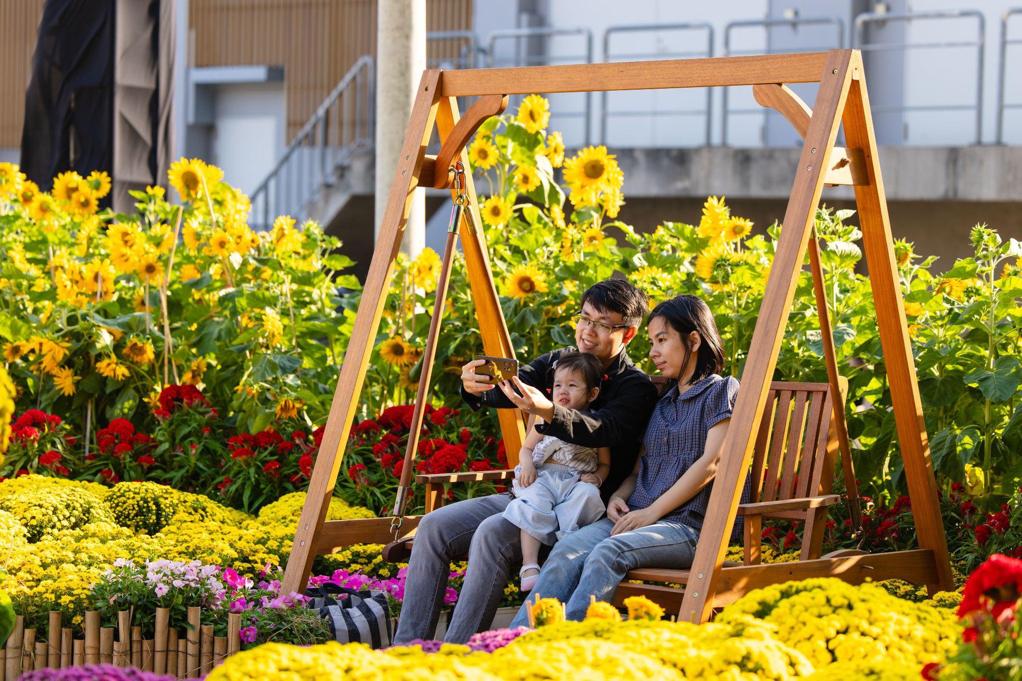 C&ocirc;ng vi&ecirc;n hoa Saigon Marina IFC: m&ugrave;a xu&acirc;n về tr&ecirc;n bến cảng Ba Son- Ảnh 5.