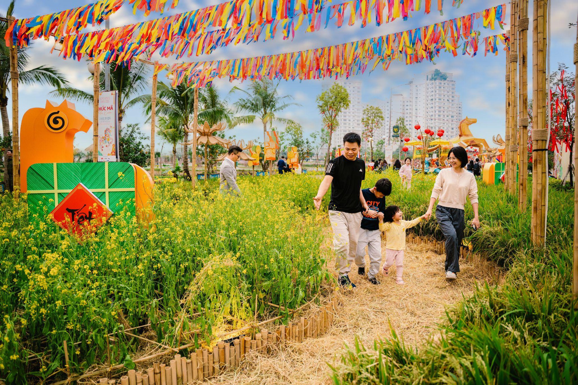 Giải m&atilde; Đường hoa Home Hanoi Xuan 2026: Tọa độ du xu&acirc;n mới đang được giới trẻ H&agrave; Nội rủ nhau check-in- Ảnh 8.