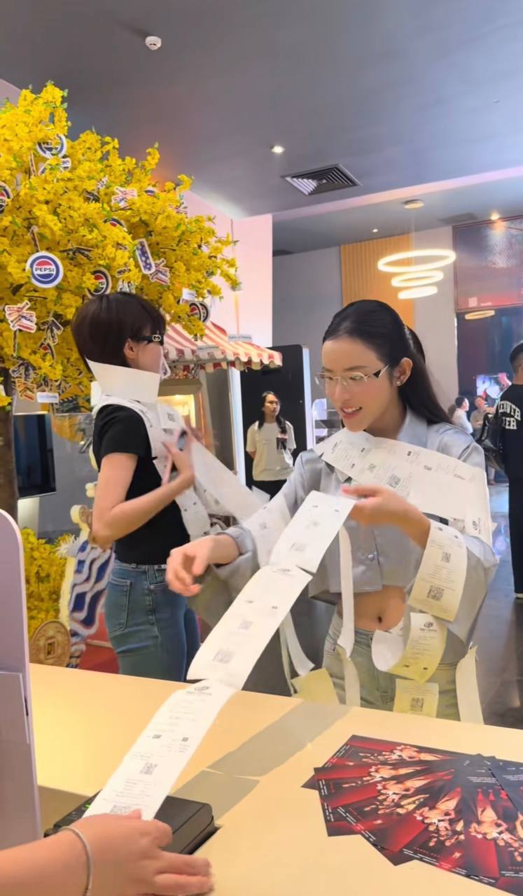 Nữ ch&iacute;nh phim Trấn Th&agrave;nh g&acirc;y tranh c&atilde;i v&igrave; trang phục hở hang, c&aacute;ch tạo d&aacute;ng bất ổn- Ảnh 3.