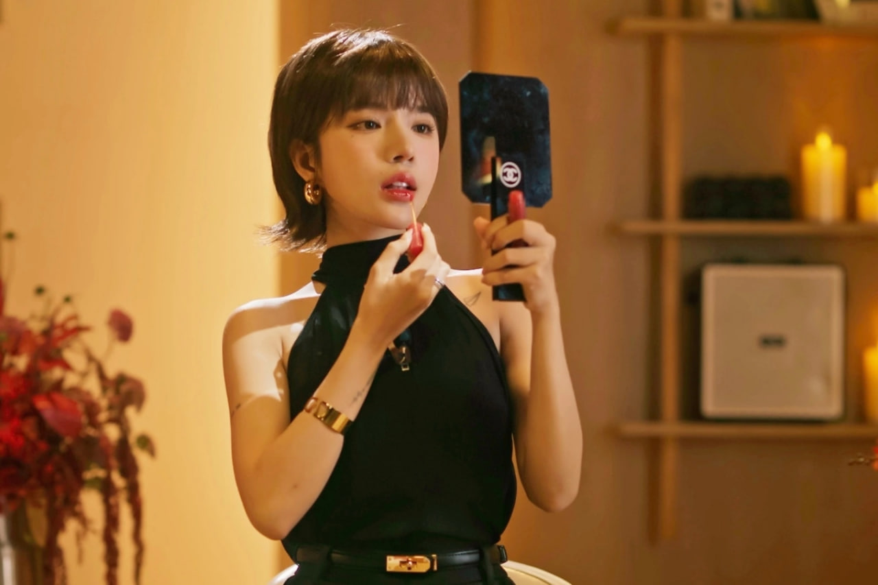 Nữ ch&iacute;nh phim Trấn Th&agrave;nh g&acirc;y tranh c&atilde;i v&igrave; trang phục hở hang, c&aacute;ch tạo d&aacute;ng bất ổn- Ảnh 7.