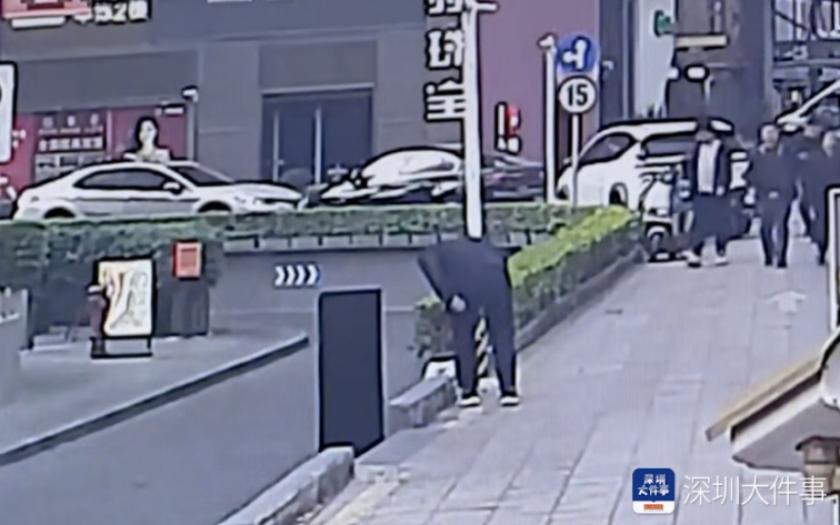 Ph&aacute;t hiện 7kg bạc nằm "bơ vơ" tr&ecirc;n vỉa h&egrave;- Ảnh 2.