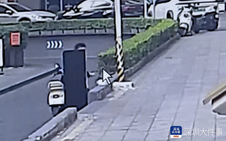 Ph&aacute;t hiện 7kg bạc nằm "bơ vơ" tr&ecirc;n vỉa h&egrave;- Ảnh 3.